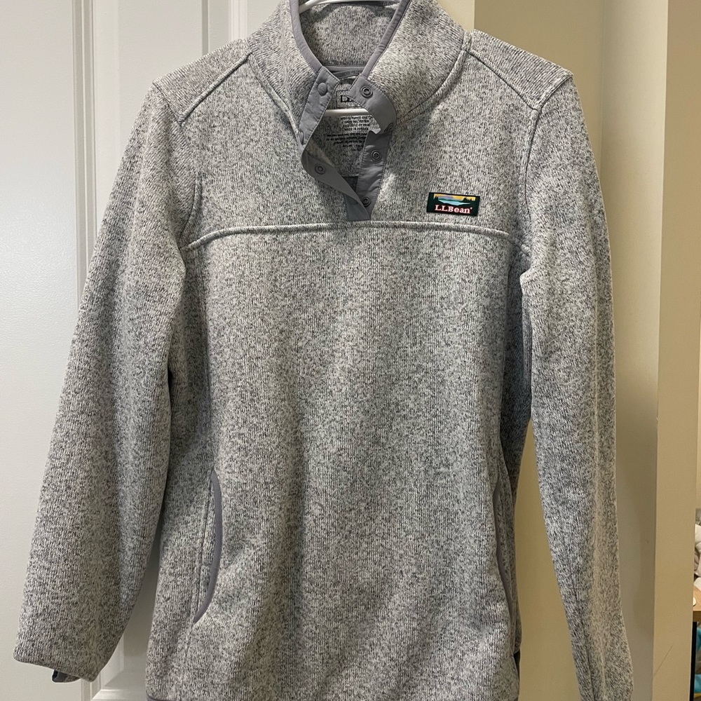 LLBean half zip pullover. Never worn in great condition. Size medium